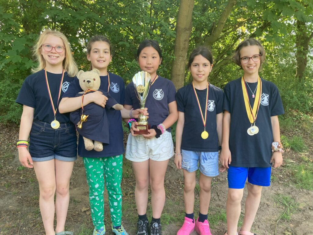 Hurra, Deutscher Meister 2025!  Mädchenteam vom Windmühlenweg an der Spitze